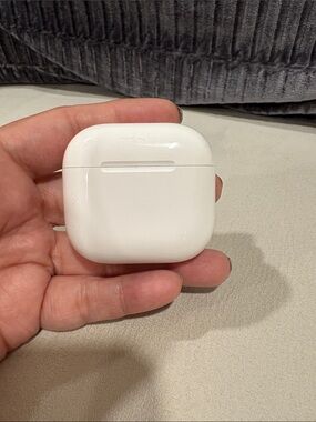 Apple AirPods 4 with Charging Case